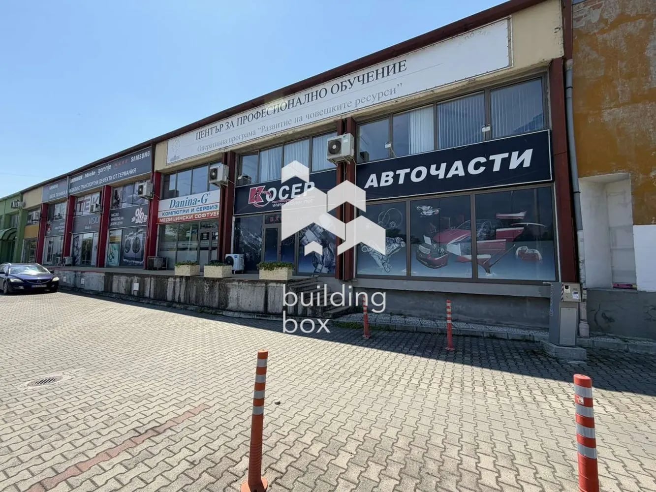 Търговско помещение /Магазин под наем в Каменица 2 | 127 кв.м | 12 м лице към булевард | 4 паркоместа
